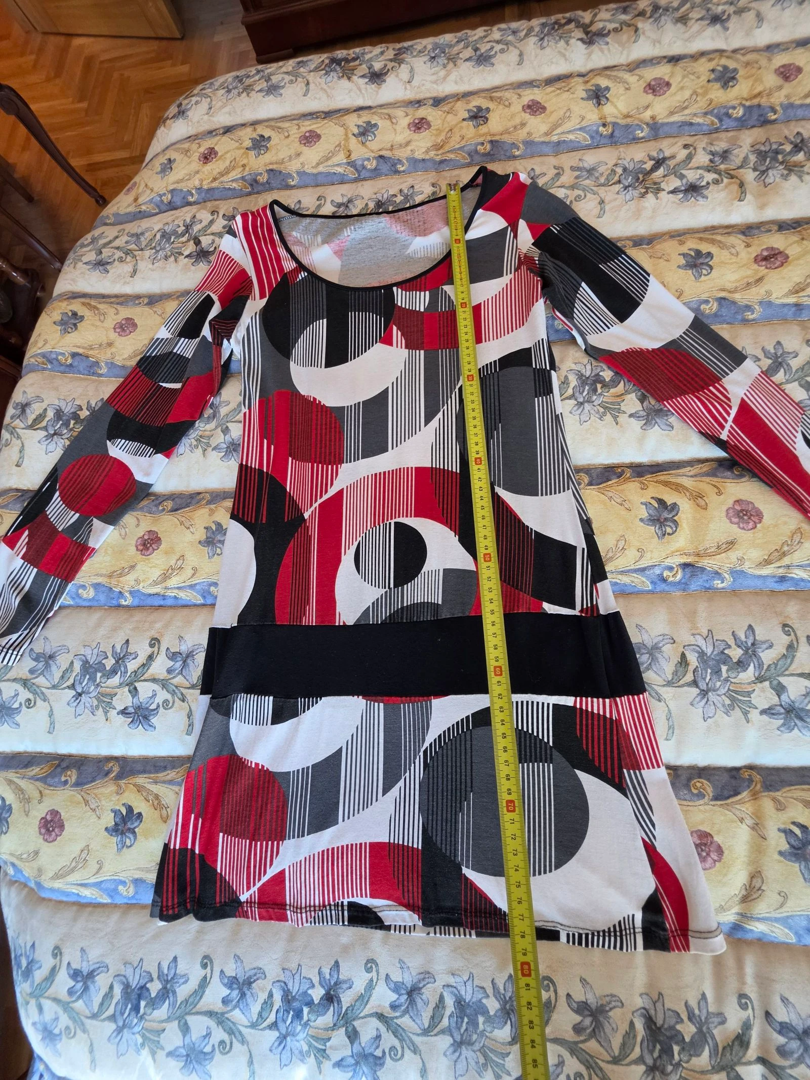 Short dress with a print in red, white, and black tones – photo 3